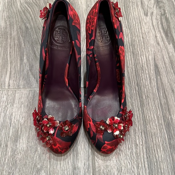 HP 9/30🔥🔥Tory Burch satin wedges. Amazing dimensional detail. Almost new. - Picture 11 of 17